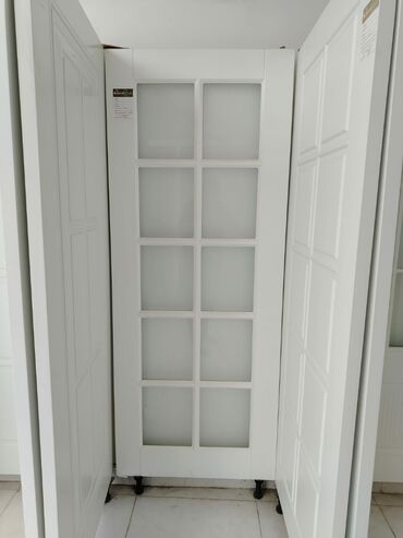 Otaq qapıları: Ağ rəngli daxili qapı – şüşəli model - Dizayn: 9 bölməli mat şüşə