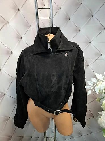 bershka.com srbija: Jaknice od velura 
Cena 4600
Uni vel.
P40 — 5