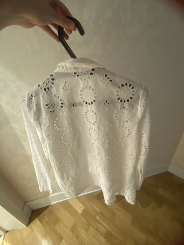 varatnikli koynekler: Ağ rəngli, uzunqollu, pambıq əsaslı bəzəkli köynək/bluz. Parçada tam