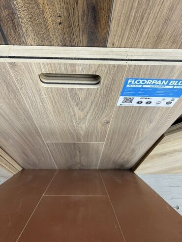 Ламинат: Ламинат Floorpan Blue с имитацией светлого дерева. Покрытие имеет
