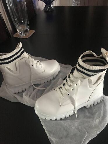 женские белые беговые кроссовки reebok: Продается женские ботинки новые белые, размер 39-40