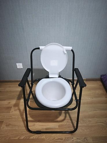 Portativ tualet kreslosu (komod) - Geniş, sabit metal karkas – qara — 2