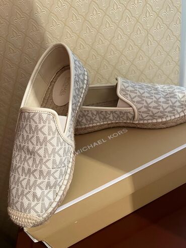 Tuflilər: Orijinal Michael Kors espadril. 5.5 ölçü-36 ölçüyə uyğundur. Baha