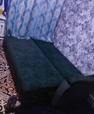 кожаный диван купить: Раскладной диван-кровать, темно‑зеленая обивка. - Механизм