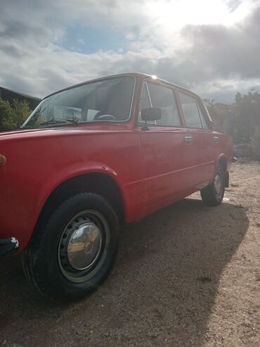 VAZ (LADA): VAZ 2101 (Jiquli) sedan – qırmızı rəng. Xüsusiyyətlər və təchizat: - — 14