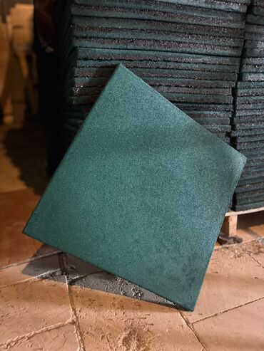 Tünd yaşıl rəngdə kvadrat rezin plitə. Bu plitələr yüksək davamlılığa