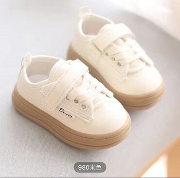 Детская обувь: Новый товар 
Размер 19 
очень красивый мягкий 
Цена всего