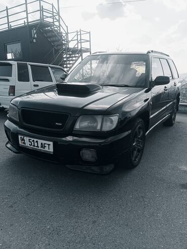 Subaru: Автомобиль Subaru Forester черного цвета. Оснащен капотом с