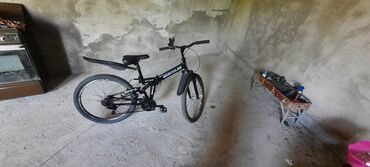 Велосипеды: Продаю велосипед размер колёс 24 цвет чёрный велосипед в очень