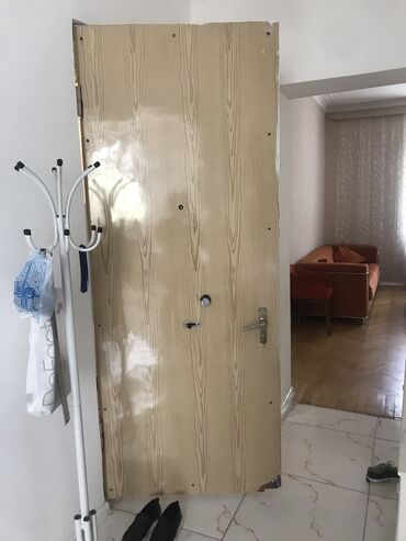 Digər mebel: Əla vəziyəttdə ustən cıxma mohkəm dəmir qapı