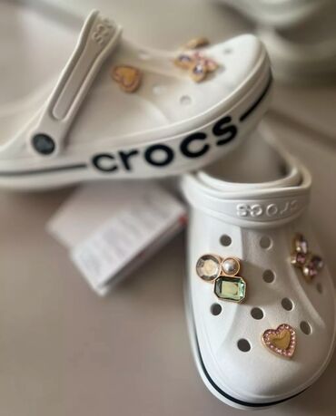 лининг кроссовка: Crocs 2400сом оригинал сделано во Вьетнаме в комплекте игрушки на