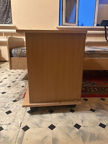 деревянный тапчан: Мобильная тумба/столик на колёсах + односпальная кровать Описание: - — 2