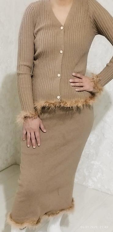 Кофты, свитеры: Женская одежда — подборка ярких и базовых вещей: 1) Неоновый свитер — 3