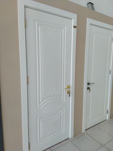 otaq qapısı: Ağ rəngli, taxta materialdan hazırlanmış daxili qapı. Qapı həm yuxarı