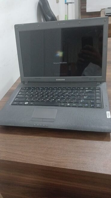 Masaüstü kompüterlər və iş stansiyaları: Samsung noutbuk - Marka: Samsung - Korpus: qara rəng, teksturalı üst