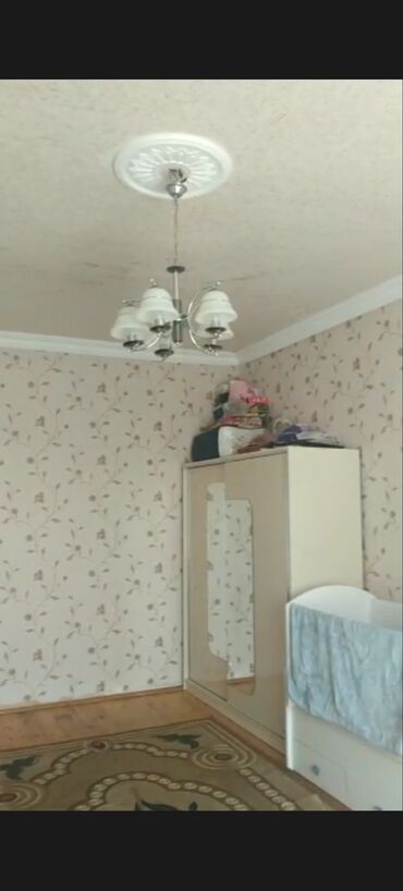 Həyət evləri və villaların satışı: Satış üçün həyət evi. Yerdən kürsili,geniş 3otaq və 1zal, əşyalarla — 14