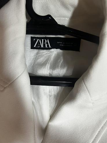 Üst geyimi: ZARA qadın blazeri – ağ rəng, ikiqat düyməli dizayn.- Model: ZARA — 3