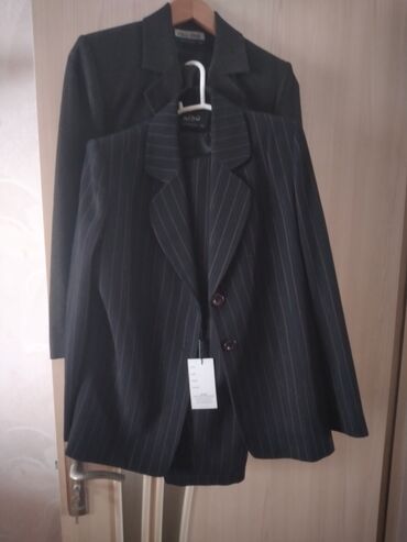 женские классические костюмы: L (EU 40), цвет - Черный