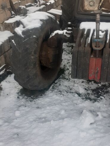 Traktorlar: Mavi-qara kabinəli kənd təsərrüfatı traktoru. Xüsusiyyətlər: - — 8