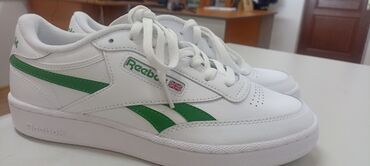 обувь белая: Мужские кроссовки Reebok 42 раз, новые, купленные в Лондоне. Продам за