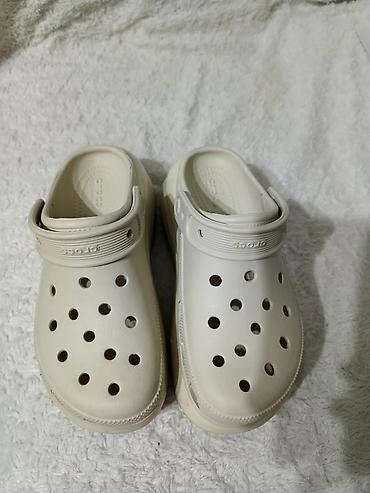 Сабо: Клоги Crocs на платформе, цвет — бежевый (электрик/молочный). - — 3