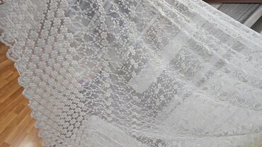 Pərdə və tüllər: Zərif ağ tül pərdə, üzərində incə naxışlarla bəzədilib. Otağınıza — 3