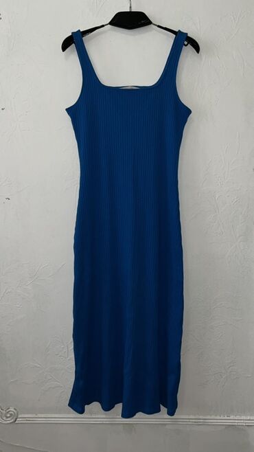 zamşa qadın botilyonu: Mavi rəngli qadın paltarı - Model: düz kəsimli, bədənə oturan, midi