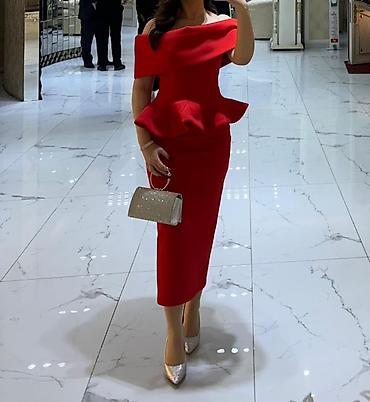 kokteyl geyimi: Qırmızı zərif qadın paltarı - Model: off-shoulder (çiyin açıq), üst — 1