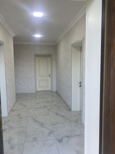 квартира в рассрочку на 10 лет: Satılır: işıqlı və geniş planlı mənzil/interyer - Geniş dəhliz