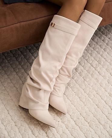 duboke farmerke prodaja: Dostupne u broju 37
Unutrasnje gaziste 23.5 cm
2200 rsd 💥 — 1