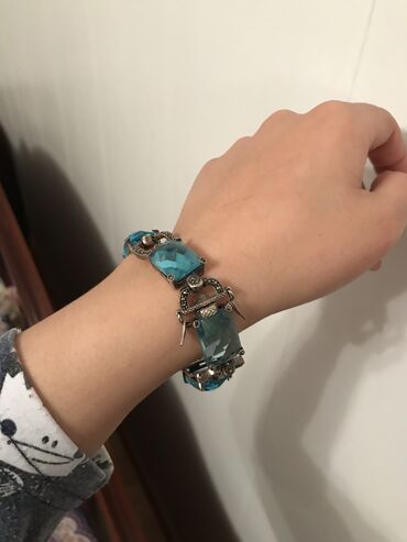 стойки для браслетов: Серебреный браслет с голубыми искусственными камнями