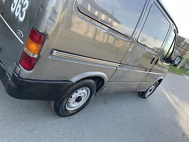 guzgu manitor: Ford Transit furqon tipli yük/miniven avtomobili. Şəkillərdə boz — 7