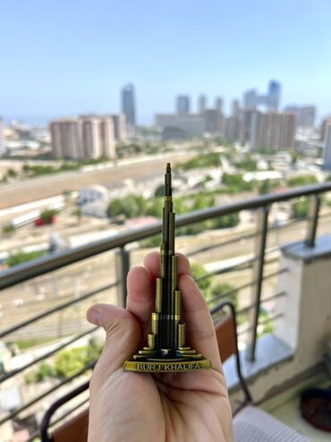 Vazalar: Burj Xəlifənin metal suvenir modeli. Qızılı rəngdə olan bu model, həm