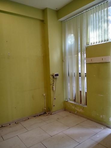 ev alqı satqı ofisləri: Kirayə verilir: kiçik ticarət/ofis sahəsi - Açıq planlı otaq, hündür — 5