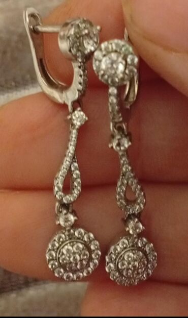 tek qas qizil sirqalar: Zərif dizaynlı uzun sırğalar.Üstündə ştampovka probu da var(925)Təmiz