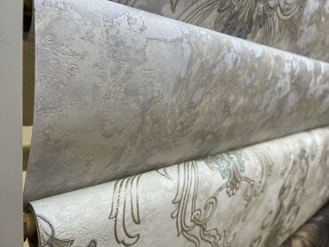 декоративные стеновые панели: Обои рулонные, коллекция в светлой бежево‑серой гамме. - Фактурные