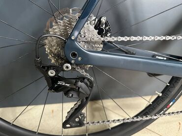 İdman velosipedləri: TREK yol velosipedi – karbon karkaslı, disk əyləcli, Shimano 105 — 8