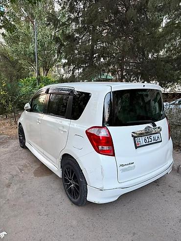 kia 8: Компактный городской минивэн/хэтчбек, правый руль. Белый цвет кузова — 5