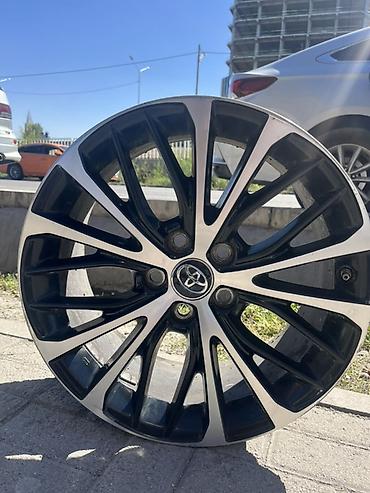 camry r18: Оригинальный литой диск Toyota - Диаметр: 18" - Посадочное отверстие — 1