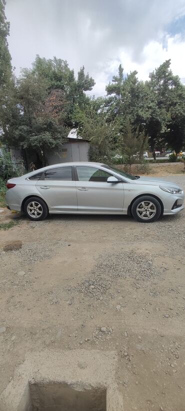 купить маленькую машину для женщины: Элегантный серебристый седан Hyundai Sonata, идеальный выбор для