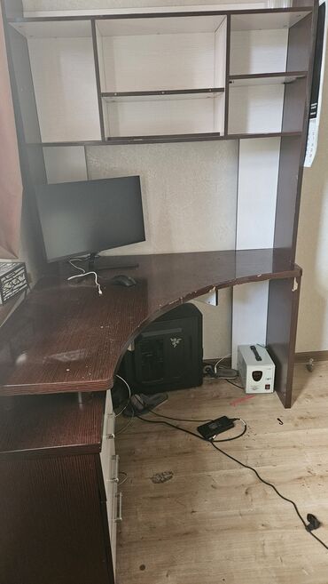 угловой письменный компьютерный стол: Компьютердик үстөлү, Колдонулган, Бурчтуу
