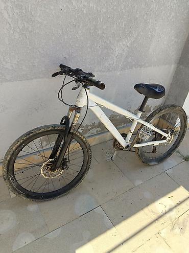 velosipedler: Velosiped – dağ/trek tipli, 26" təkərli Xüsusiyyətlər: - Çərçivə — 3