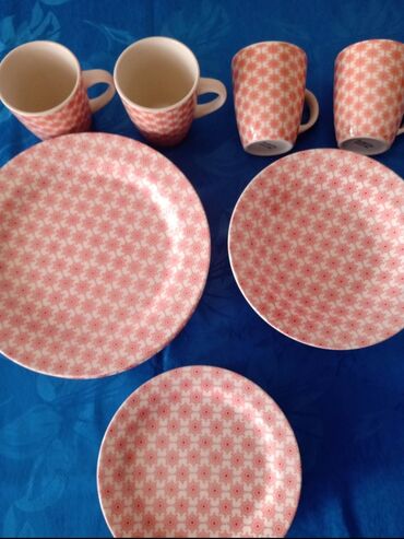 Kompleti posuđa: Servis za 4 osobe sa velikim soljama. Boja je lepa crvena. razlika — 13