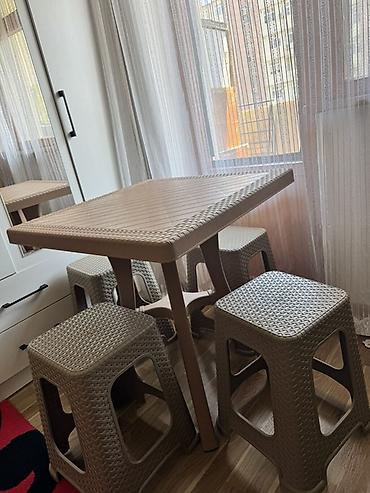 balkon ucun stol stullar: Plastik masa və 4 taburet dəsti Satılır yeni kimidir eyvan ucun — 1