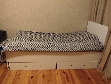 Ağ rəngli tək nəfərlik çarpayı – alt hissədə iki iri çekmece ilə. hec