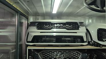 Передний бампер Kia Sorento в сборе с решёткой радиатора. Комплект