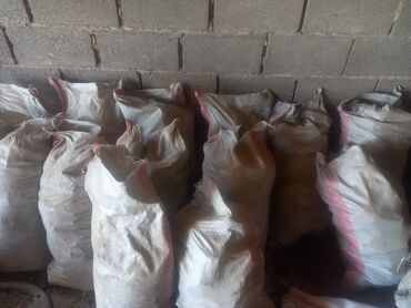 спортивный перчатки: Продаю уголь в мешках Кара кече осталось 12 мешков по 200 сом за