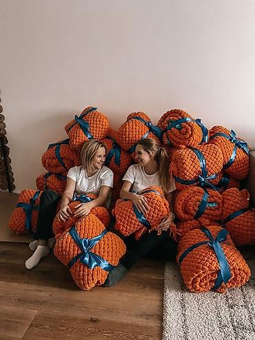 mikrofiber: Əl işi iri ilməli toxunma məhsulları – isti pledlər, şərflər və dekor — 4