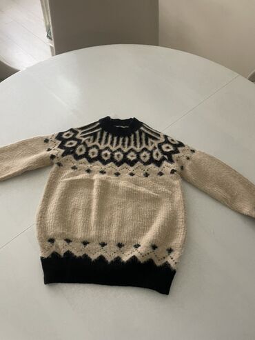 Cinslər və şalvarlar: Uşaq üçün trikotaj sviter - Rənglər: bej və qara - Naxış