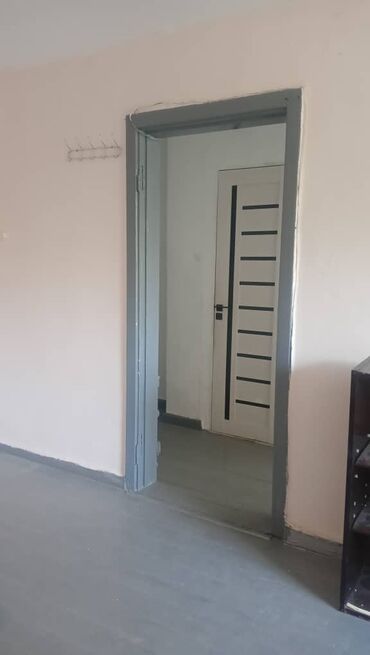 квартира элебаева: 1 бөлмө, 32 кв. м, Хрущевка, 3 кабат, Эски ремонт
